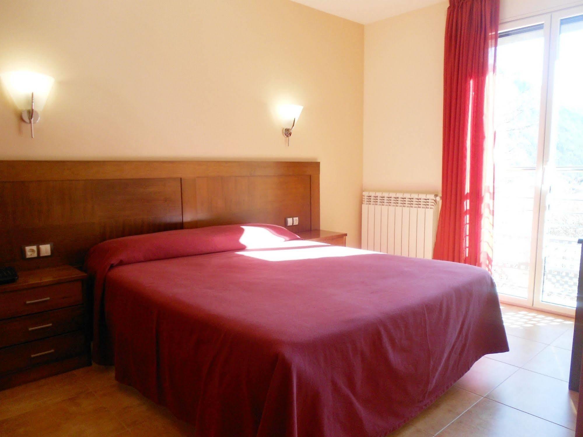 Aparthotel Rialb Эл Серрат Экстерьер фото